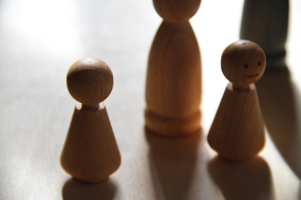 family-board-2606645_1280